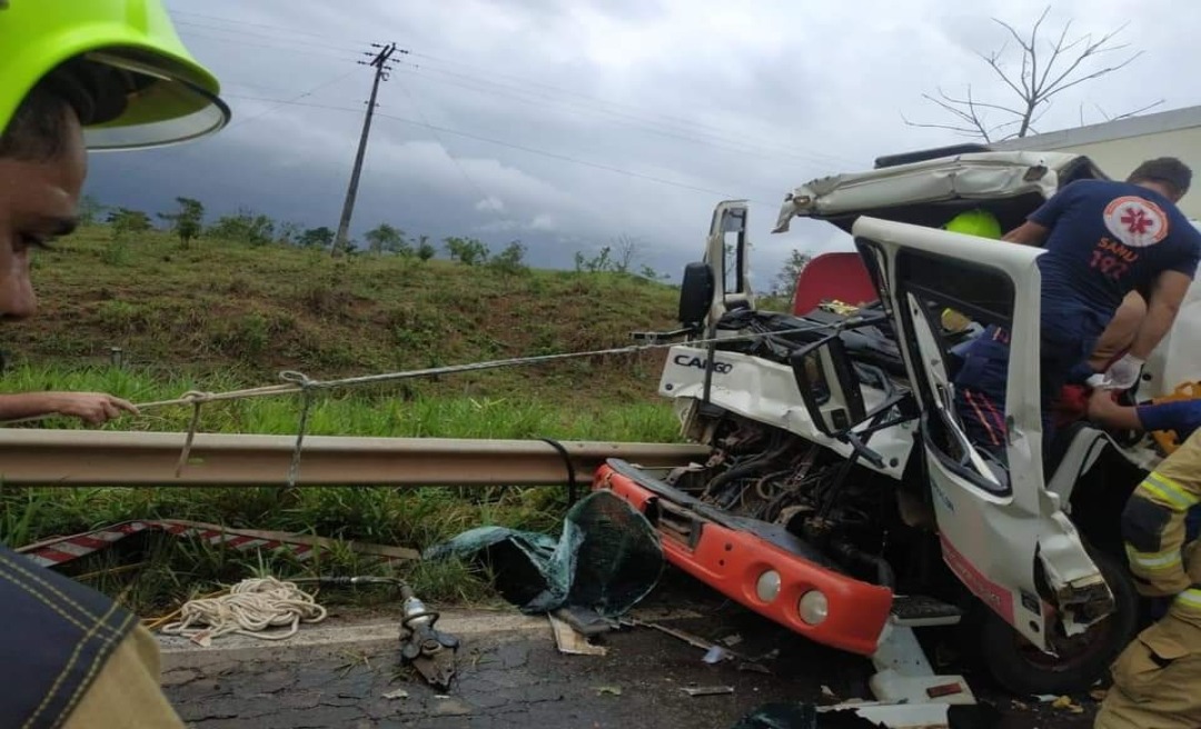 Bombeiros resgatam duas vítimas presas às ferragens em grave acidente na estrada de Sena Madureira